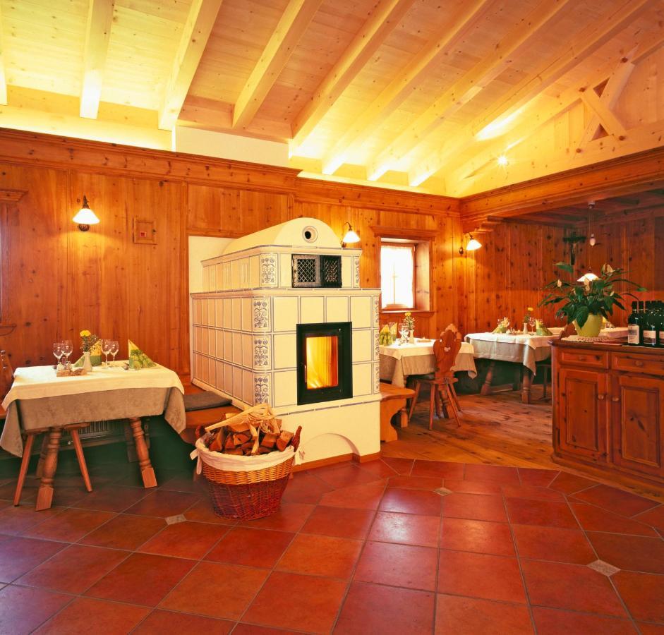 Gasthof Weisses Kreuz Naturns Exterior photo