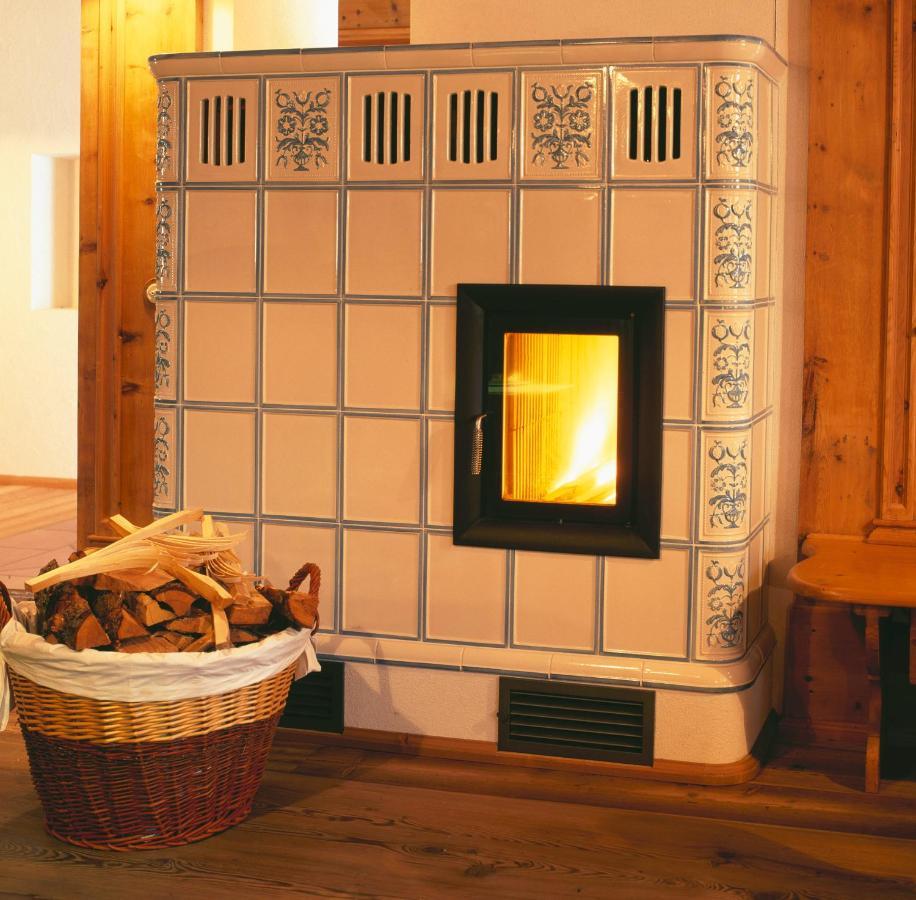 Gasthof Weisses Kreuz Naturns Exterior photo